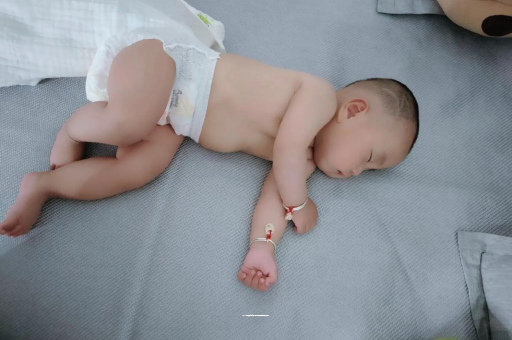 益阳宝宝拍嗝的正确方法